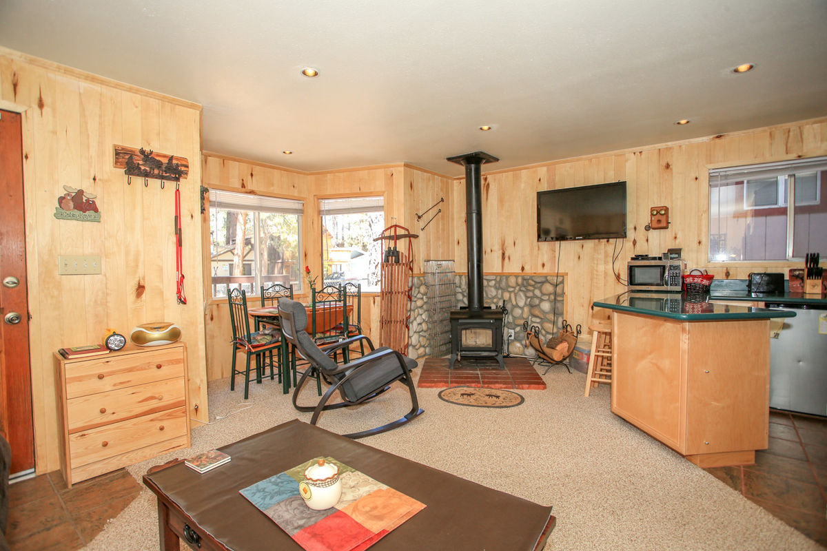 big bear vacation rental with high speed internet living room